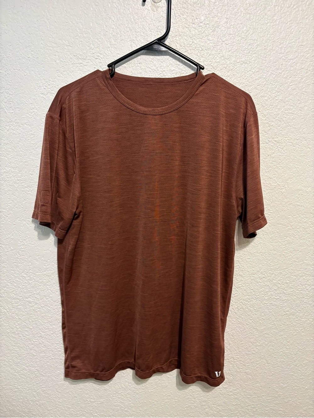 Vuori Men's Zephyr Short Sleeve Performance Tee in Rust Size L